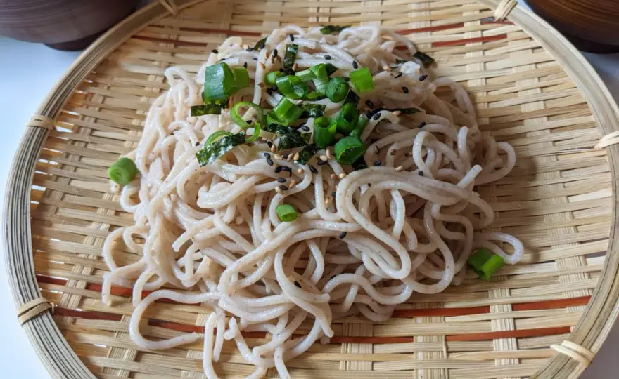 Kalter Soba-Nudelsalat - so bleiben die Nudeln locker