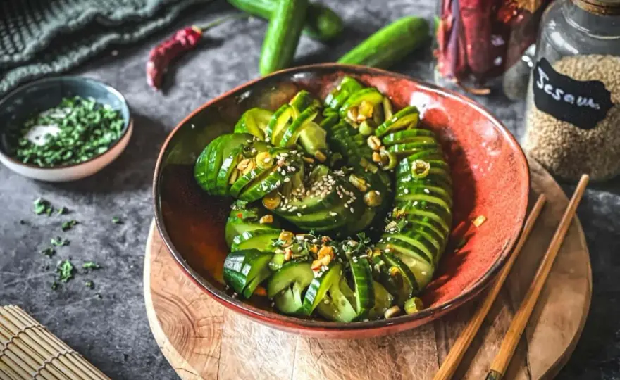 Asiatischer Gurkensalat mit Chili und Sesam