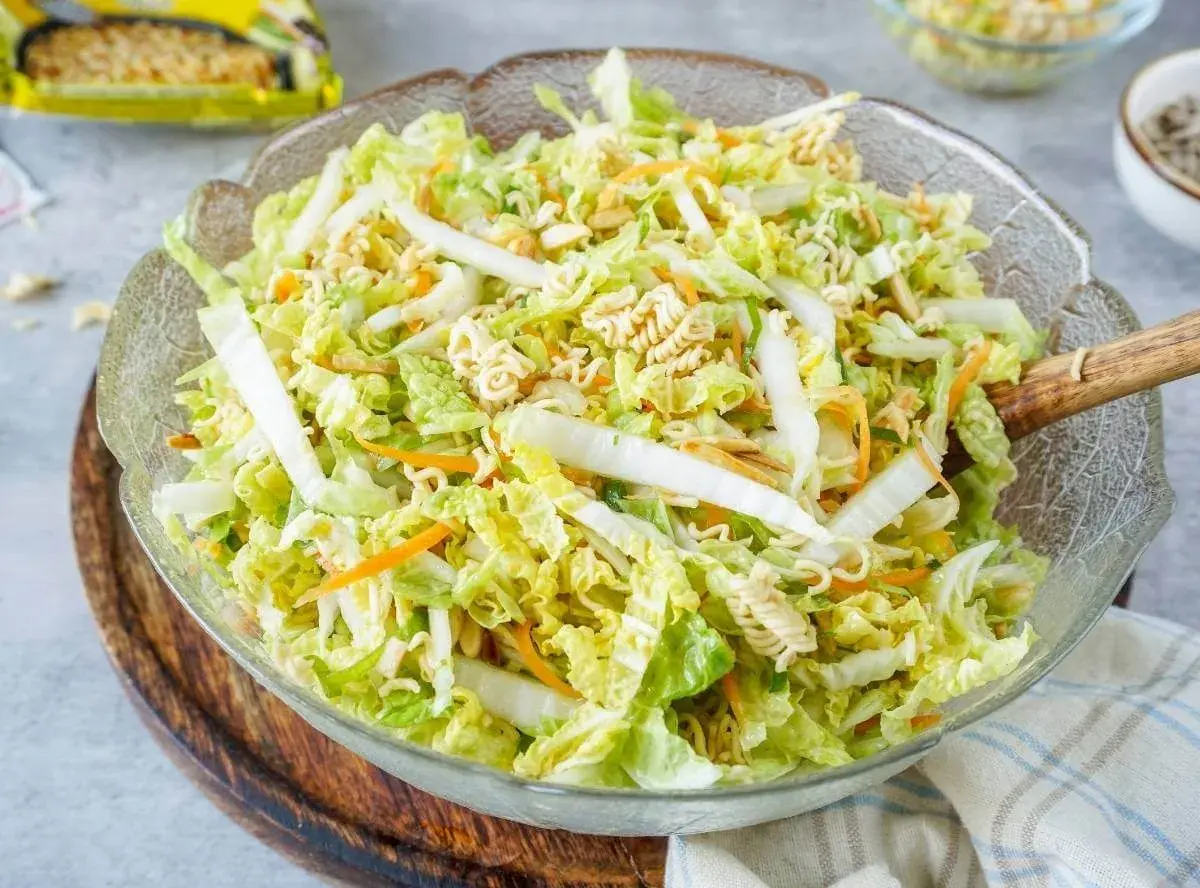Ein knackiger, frischer Yum Yum Salat mit Chinakohl, Karotten und Nudeln. Perfekt für den Sommer!