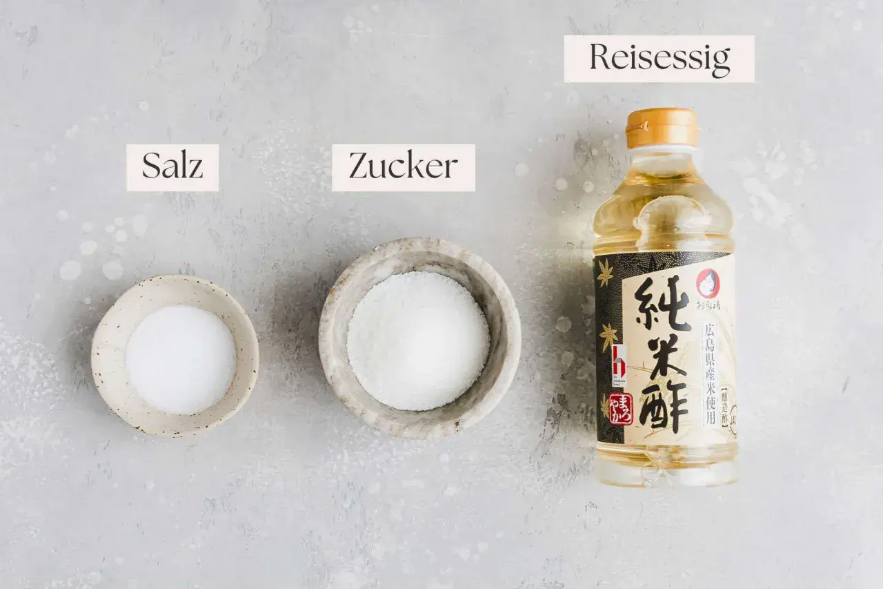 Zutaten für Sushi Essig Rezept: Salz, Zucker und Reisessig. Perfekt für selbstgemachtes Sushi.