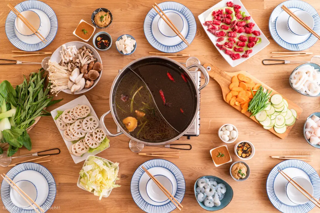 Ein köstliches Hot Pot Rezept mit frischem Gemüse, Pilzen, Fleisch und Garnelen. Perfekt für ein gemeinsames Essen.