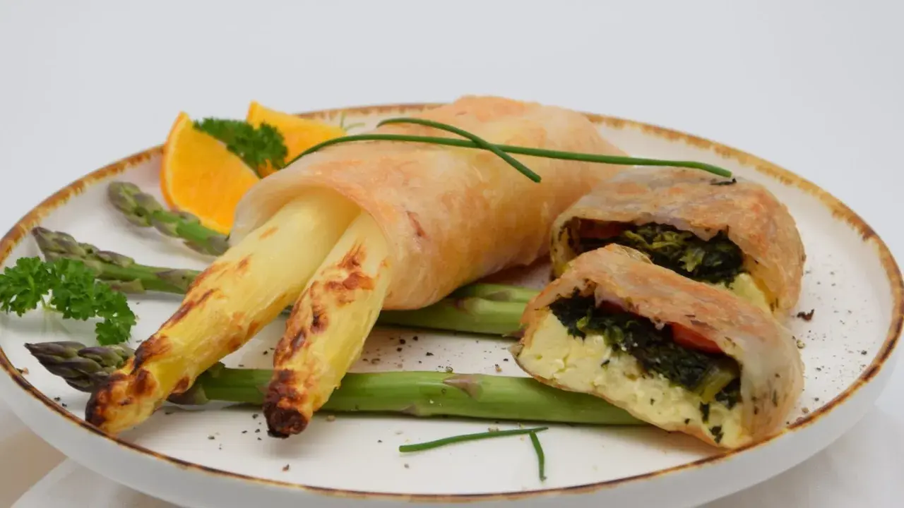 Gebackener Spargel in Reispapier, gefüllt mit Spinat und Käse. Köstliche Reispapier Rezepte für ein leichtes Gericht.