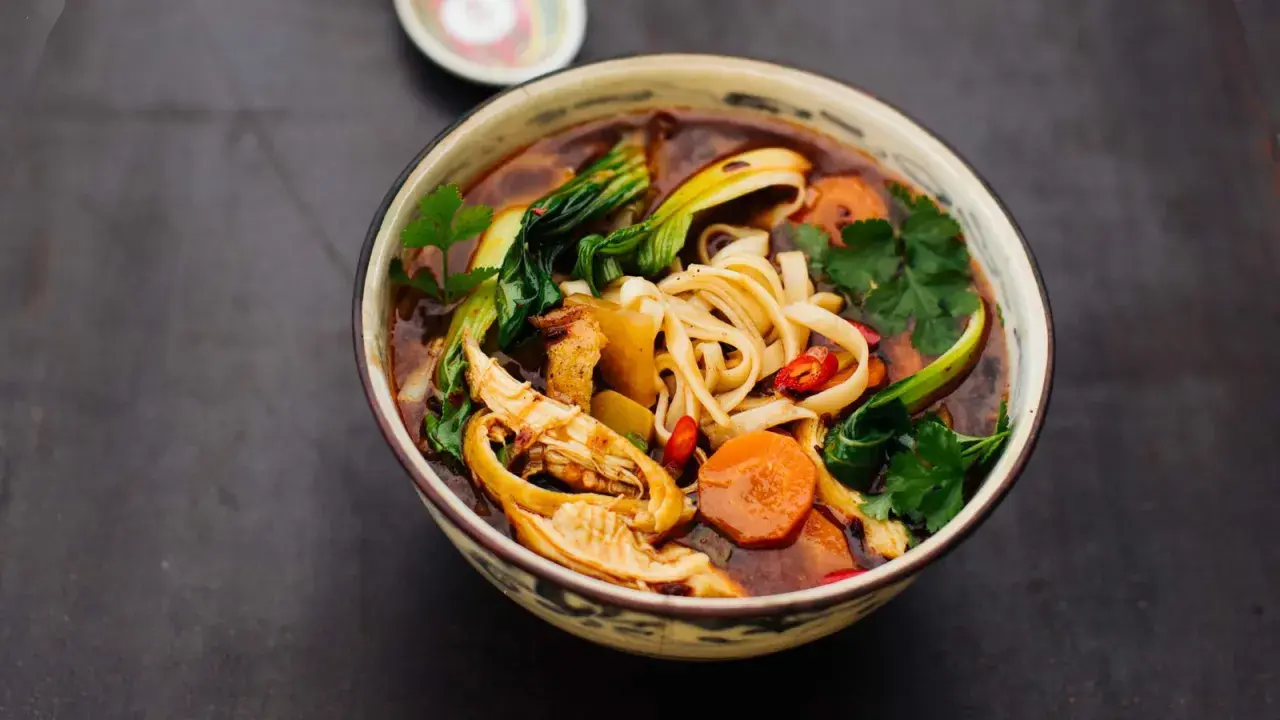 Herzhafte chinesische Suppe mit Huhn, Nudeln, Pak Choi und Karotten. Ein Genuss für kalte Tage.