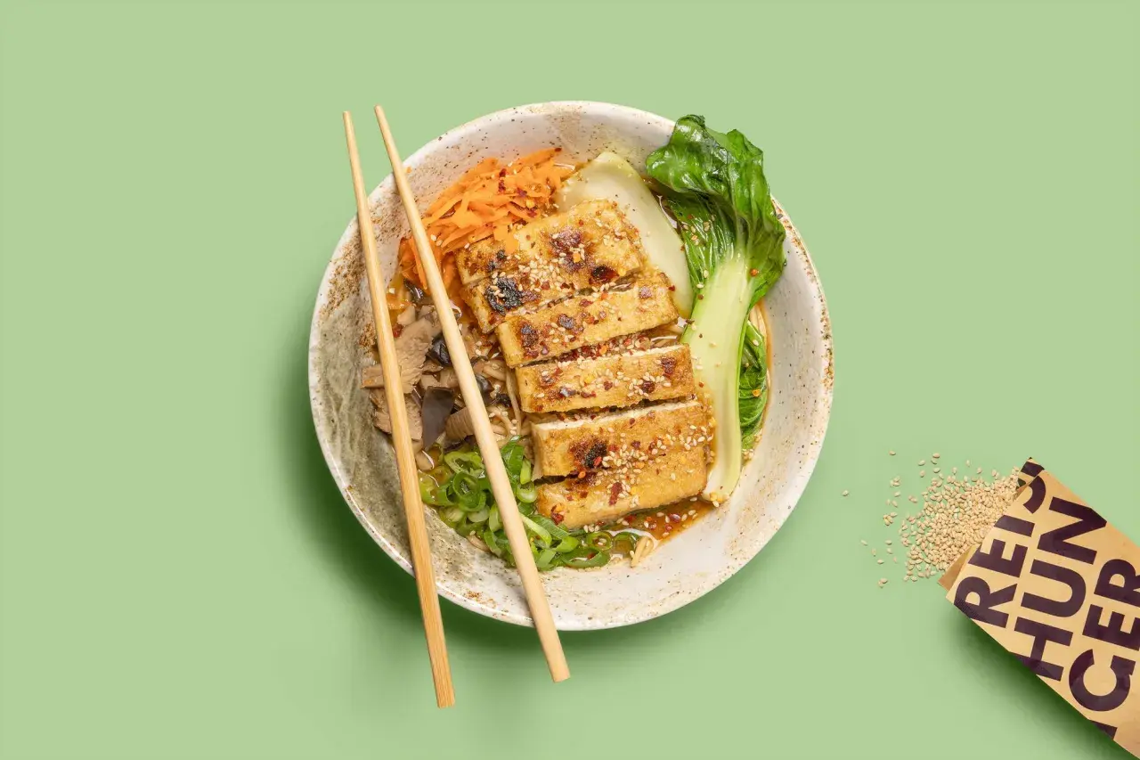 Herzhaftes vegetarisches Ramen Rezept mit gebratenem Tofu, Pak Choi, Pilzen und Karotten. Sesam verfeinert das Gericht.