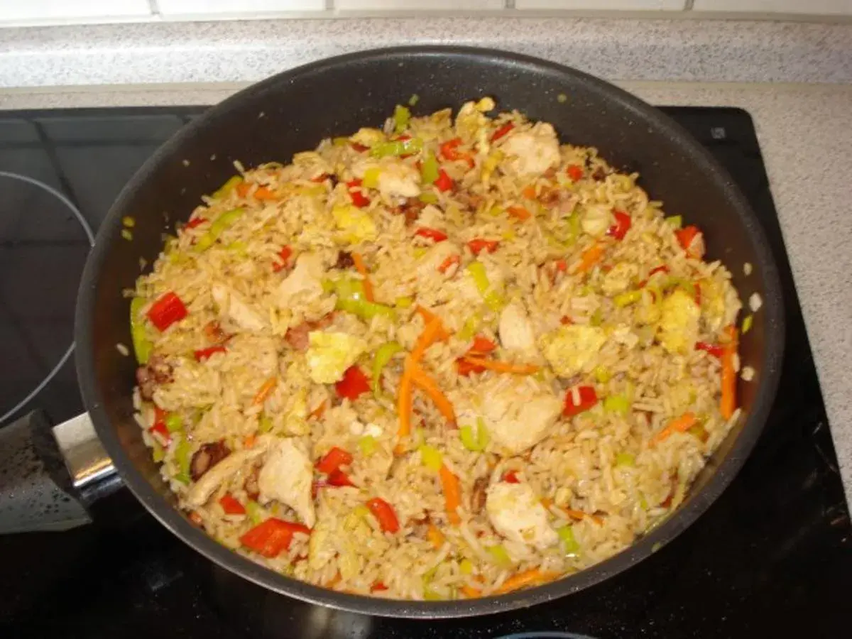 Ein Pfannengericht mit Reis, Hühnchen, Ei und Gemüse. Das ist nasi goreng, ein beliebtes indonesisches Gericht.
