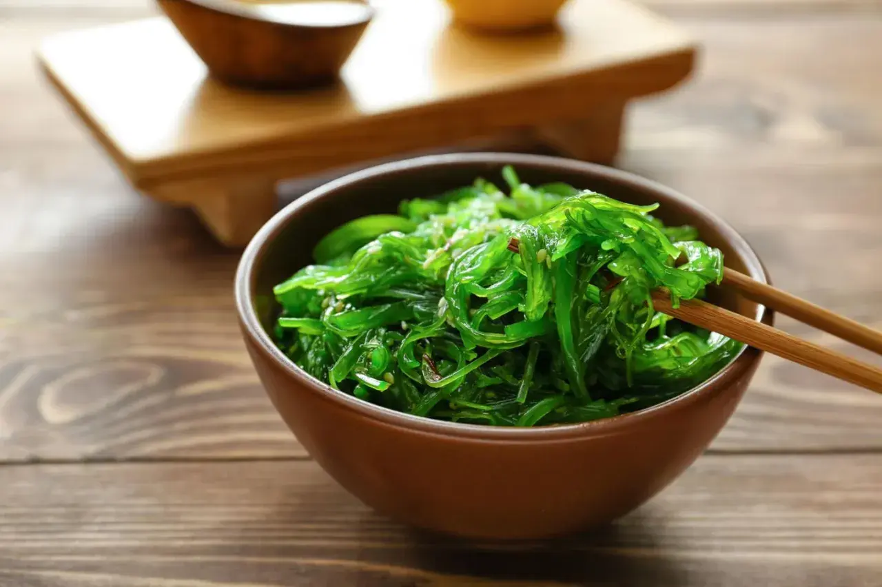 Ein Schüssel mit leckerem Algensalat, bereit zum Genießen. Dieses Algensalat Rezept ist einfach und erfrischend.