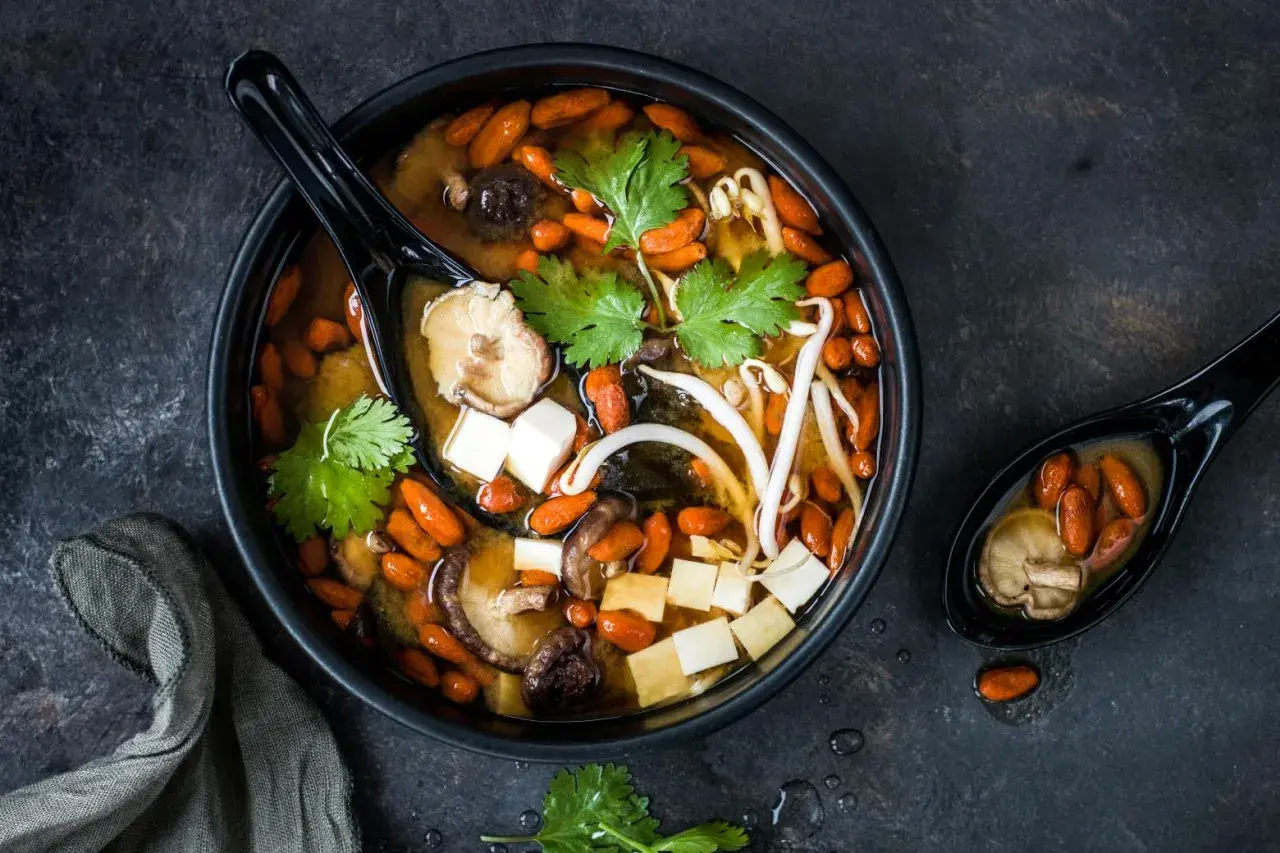 Herzhaftes Miso Suppe Rezept mit Tofu, Shiitake-Pilzen, Goji-Beeren und Sprossen. Ein Löffel voller Genuss.