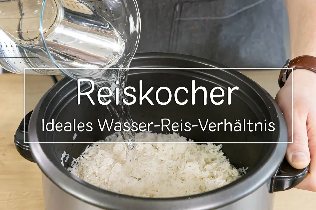Wasser wird in einen Reiskocher zu Basmati Reis gegossen. Das ideale Wasser-Reis-Verhältnis für perfekten Reis.