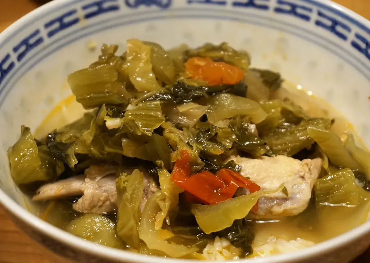 Eine Schüssel mit Canh Chua, einem vietnamesischen sauren Eintopf mit viel Gemüse und Fleisch.