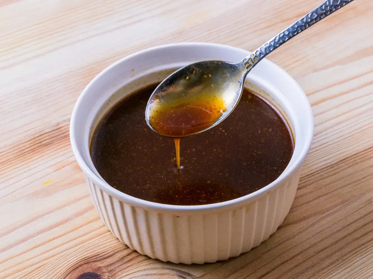 Eine Löffelprobe der dunklen Yakisoba-Sauce, die die Zutaten für ein köstliches Gericht andeutet.