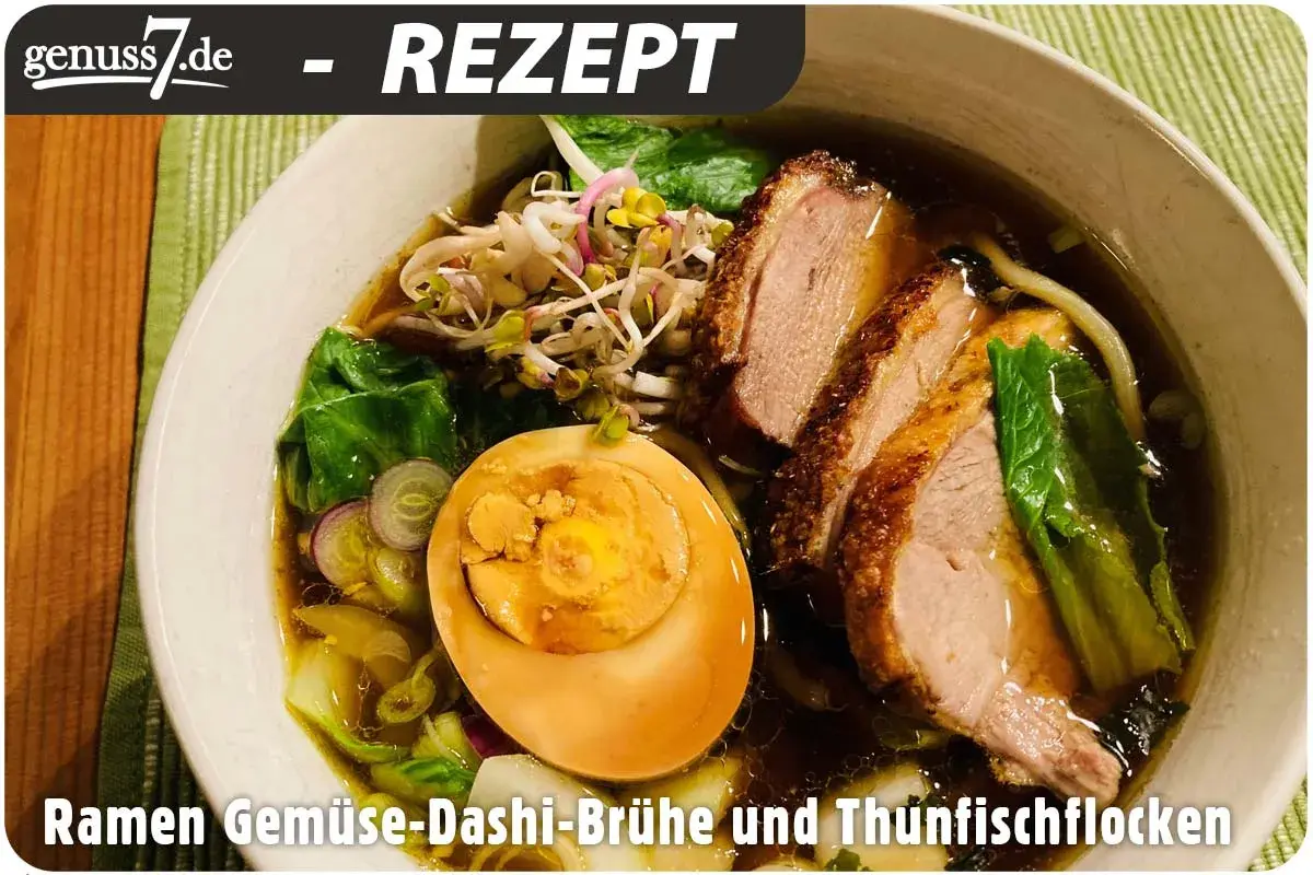 Herzhaftes Dashi Ramen mit zartem Entenfleisch, einem perfekt gekochten Ei und frischem Gemüse in aromatischer Brühe.