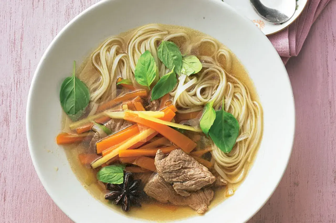 Herzhafte nudelsuppe mit zarten Rindfleischstreifen, Karotten, frischem Basilikum und Sternanis.
