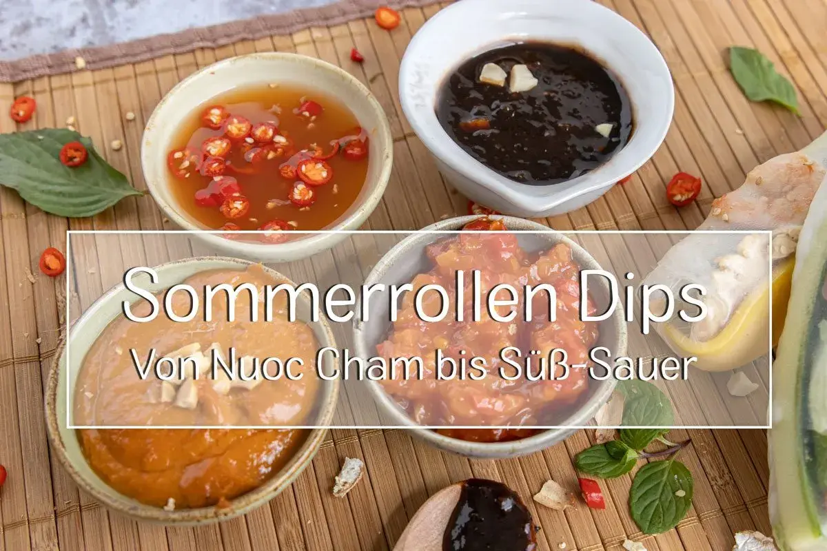 Vier Schalen mit verschiedenen Sommerrollen Dips: scharf mit Chili, cremig mit Erdnuss, süß-sauer und dunkel.