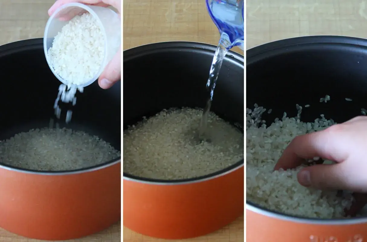 Reis wird in einen Reiskocher gegeben, mit Wasser übergossen und dann von Hand geprüft.