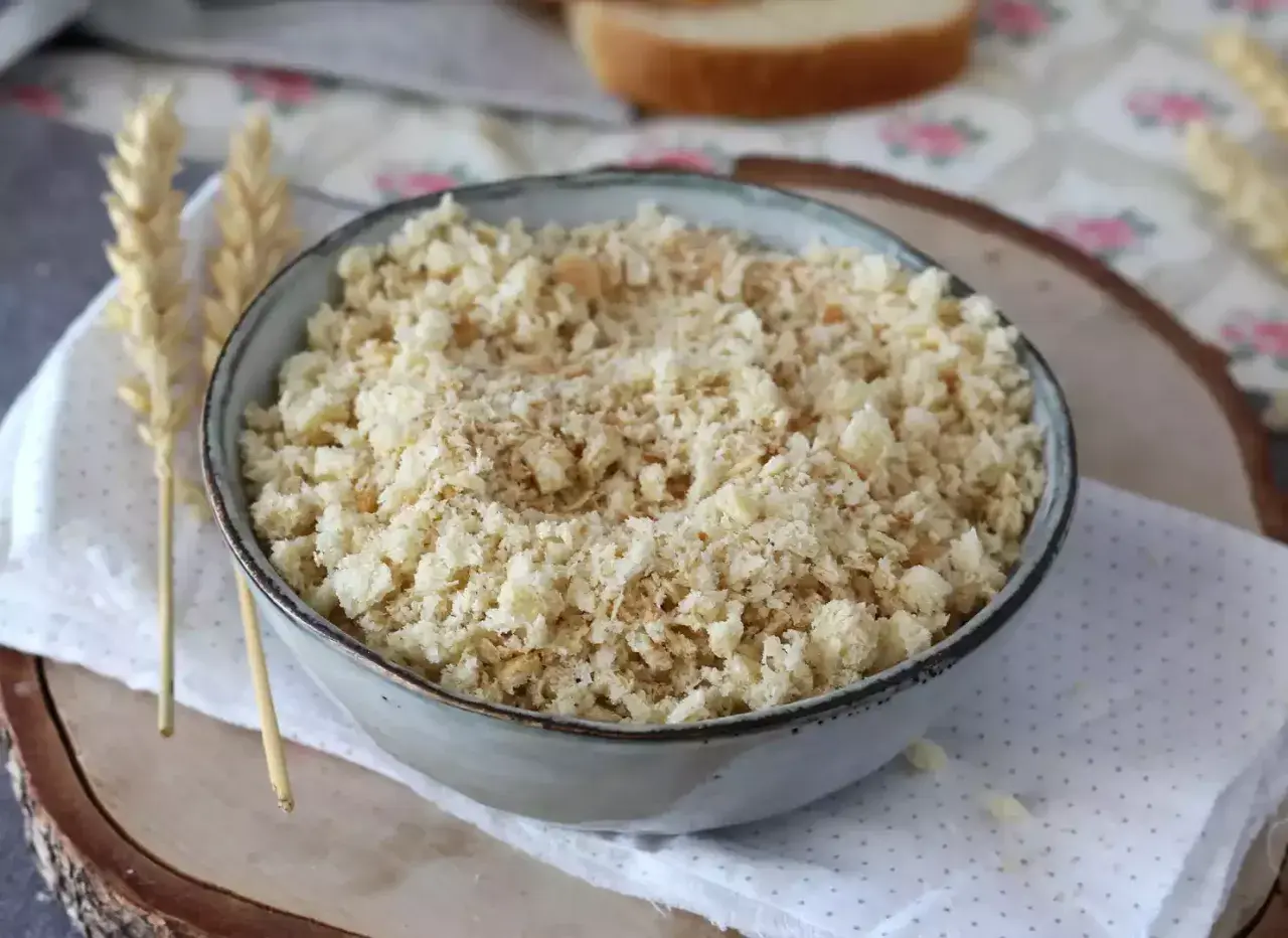 Schüssel mit frisch zubereitetem Panko Paniermehl, bereit zum **Panko Paniermehl selber machen**.