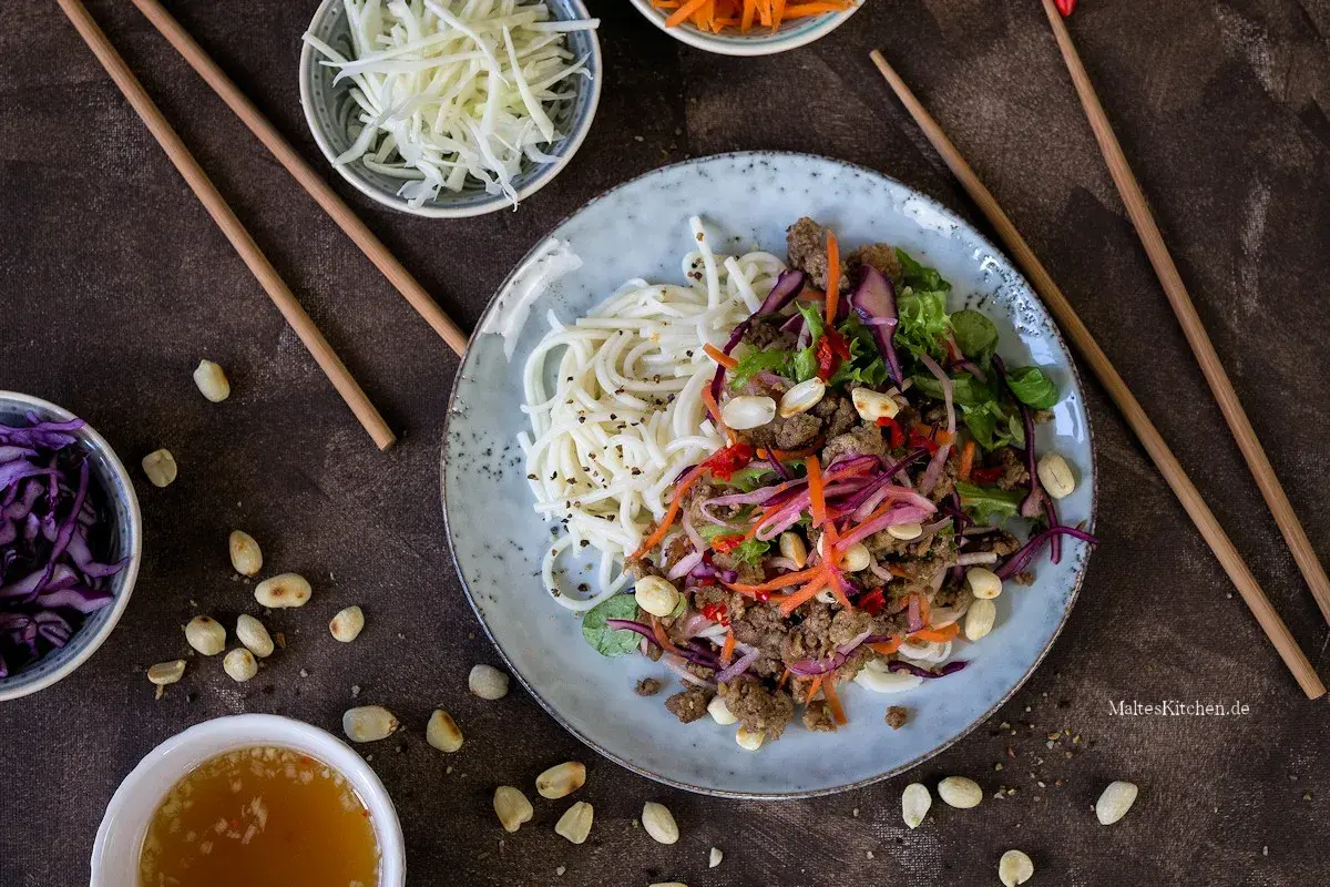Ein bunter Nudel-Salat mit Hackfleisch, Erdnüssen und knackigem Gemüse. Perfekt für eine leichte Mahlzeit.