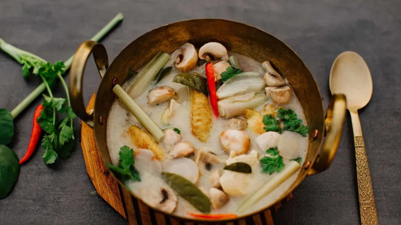 Ein authentisches Tom Kha Gai Rezept: cremige Kokosmilchsuppe mit Hühnchen, Pilzen, Zitronengras und Chili.