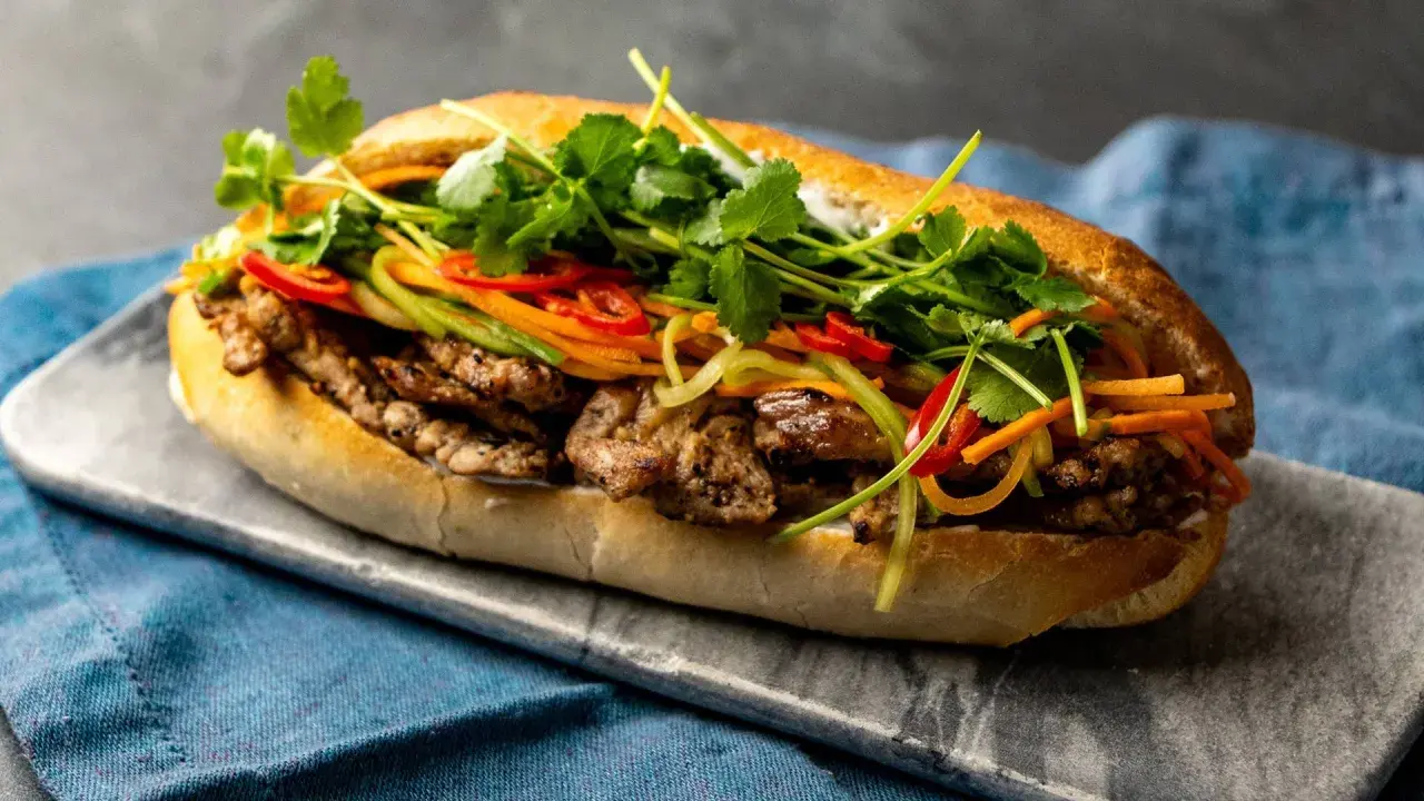 Ein köstliches Banh Mi Rezept: knuspriges Baguette gefüllt mit saftigem Fleisch, knackigem Gemüse und frischem Koriander.