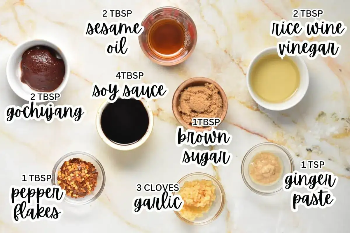 Zutaten f&uuml;r eine w&uuml;rzige Bulgogi-Sauce: Gochujang, Sojasauce, brauner Zucker, Sesam&ouml;l, Reisweinessig, Knoblauch, Ingwerpaste und Chiliflocken.