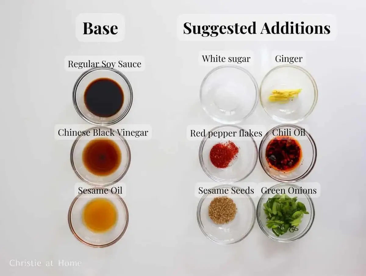 Zutaten f&uuml;r eine chinesische Sauce: Sojasauce, schwarzer Essig, Sesam&ouml;l, Zucker, Ingwer, Chiliflocken, Chili&ouml;l, Sesam und Fr&uuml;hlingszwiebeln.