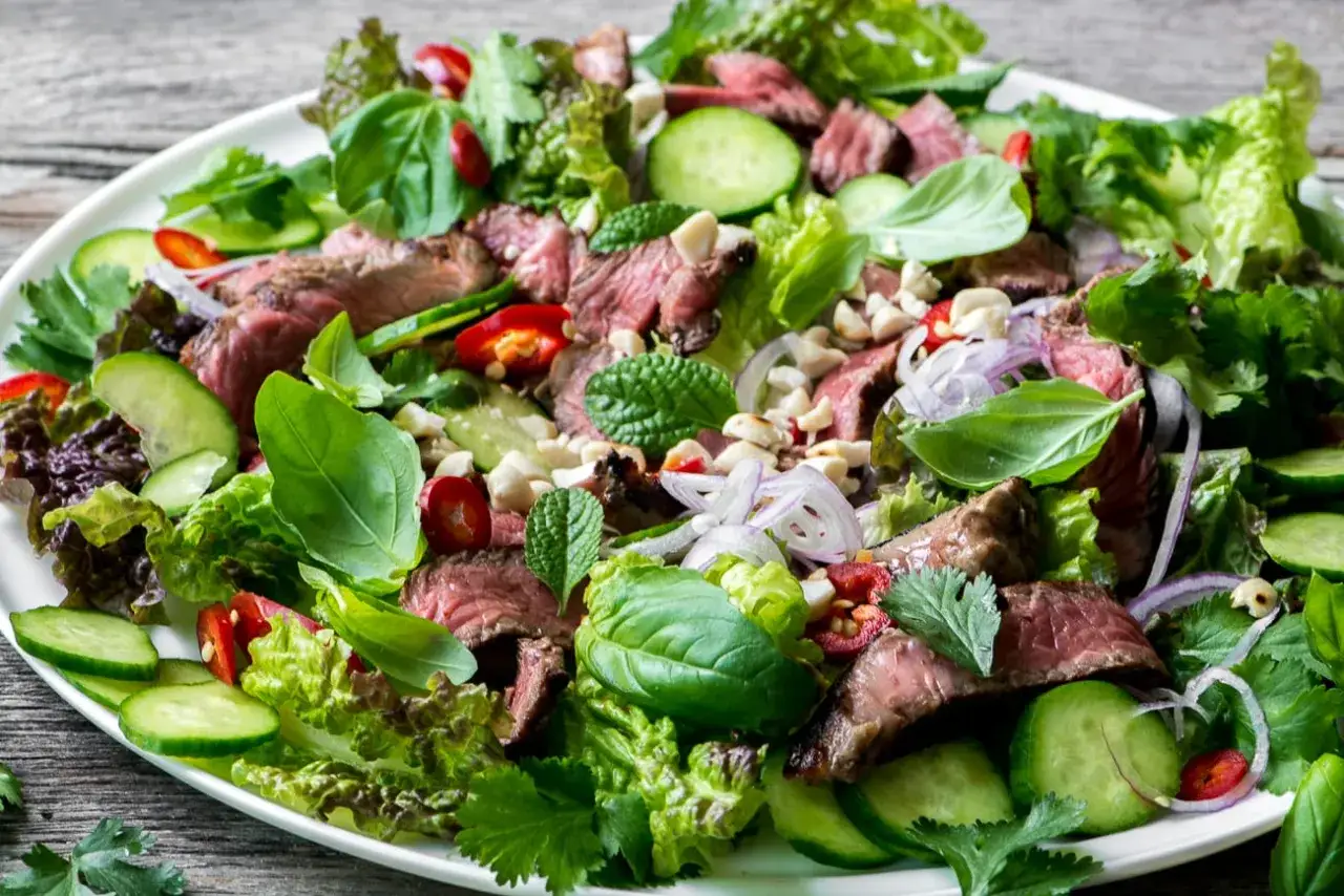 Ein bunter Thai Rindfleischsalat mit saftigem Rindfleisch, Gurken, Chili und frischen Kr&auml;utern.