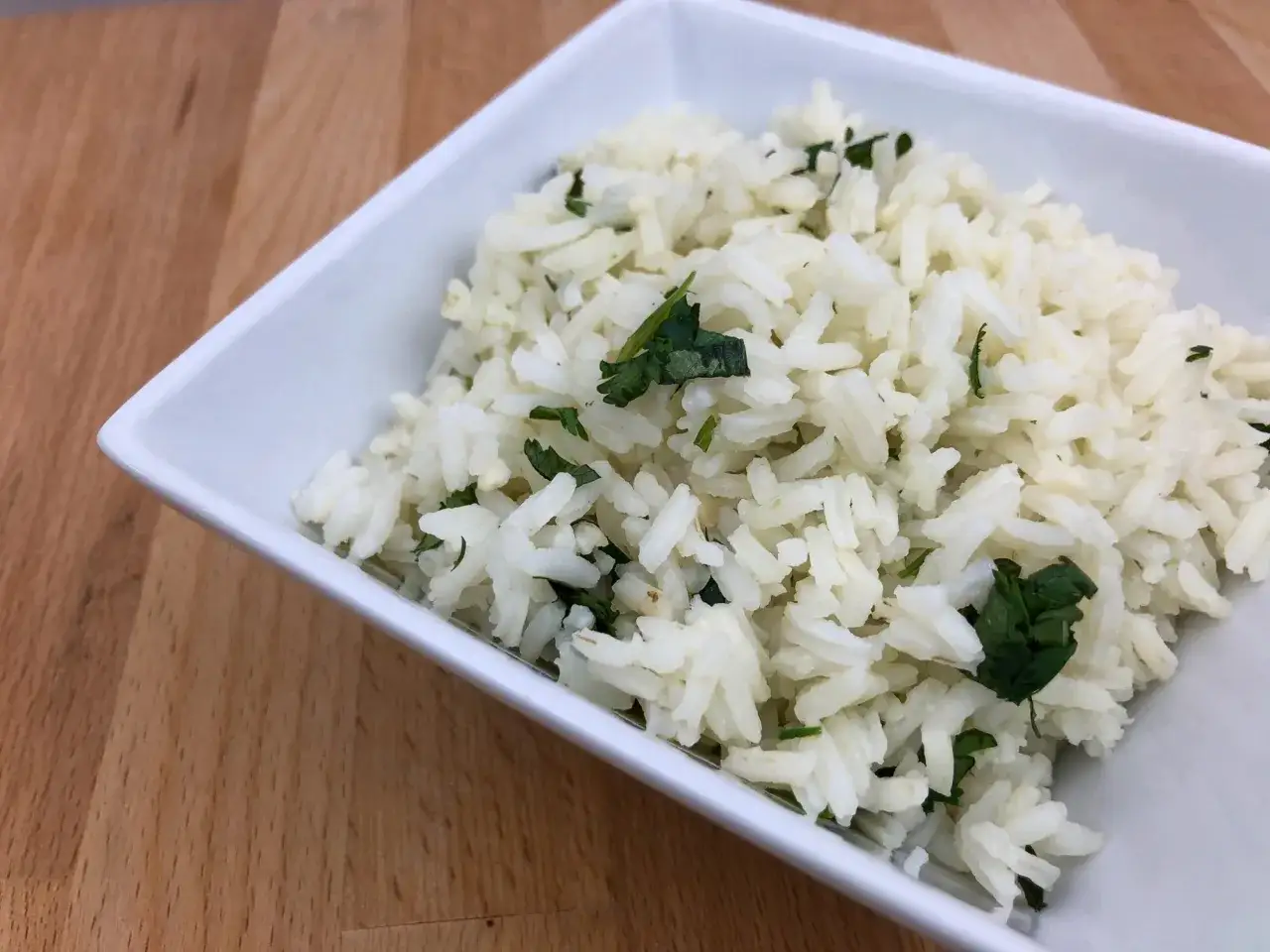 Reis mit Kräutern in einer weißen Schale, eine histaminarme Mahlzeit.