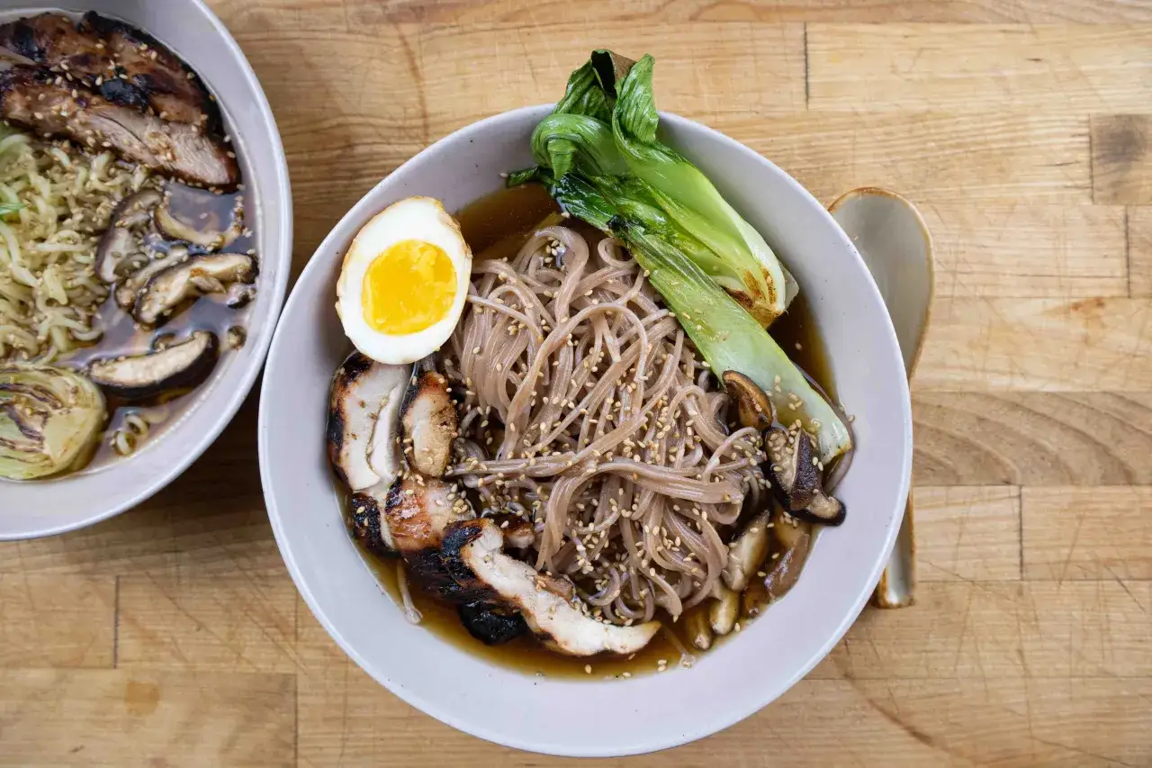 Zwei Schalen mit k&ouml;stlichem Ramen, perfekt zum Ramen selber machen. Mit Nudeln, Pilzen, Ei und Fleisch.