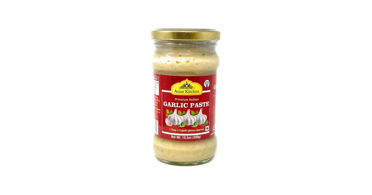 Glas mit ingwer knoblauch paste von Asian Kitchen. Die Paste ist hellbeige und das Etikett zeigt Knoblauchzehen.