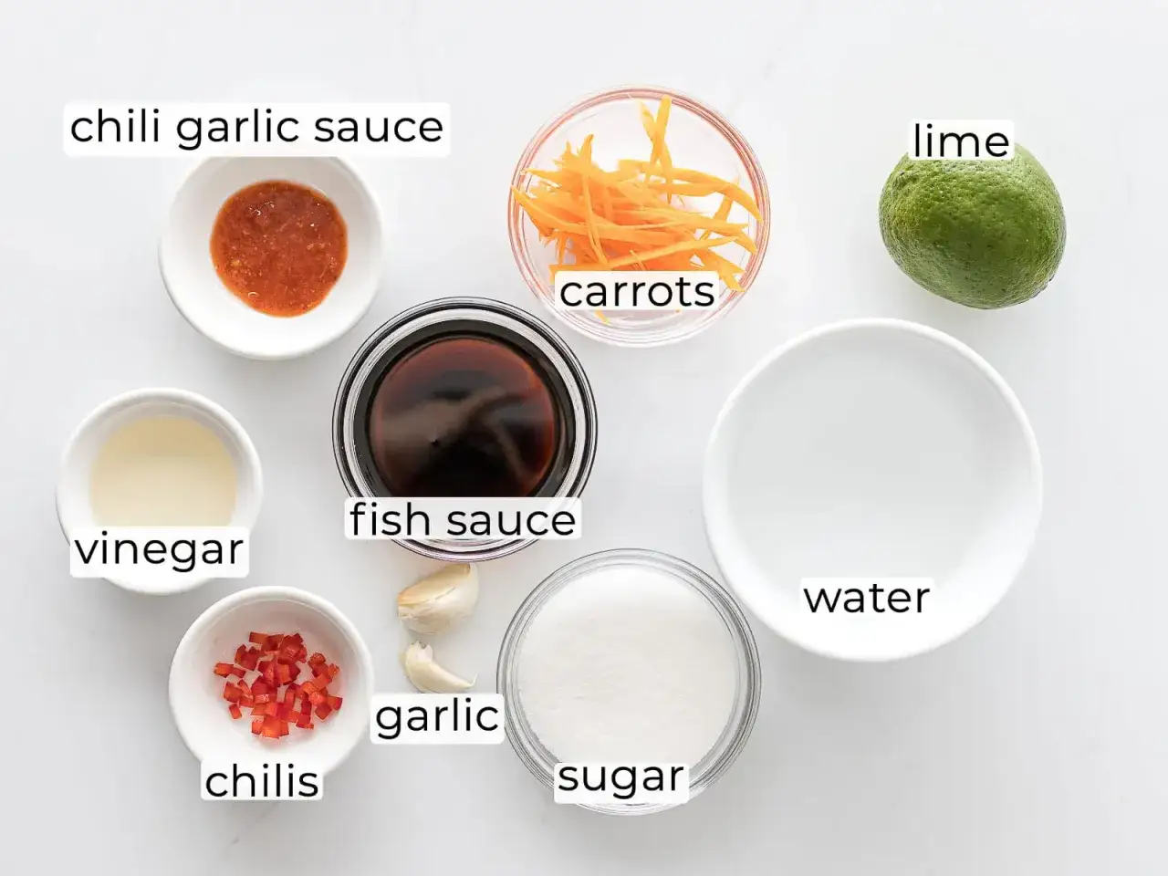 Zutaten f&uuml;r einen leckeren sommerrollen dip: Chili-Knoblauch-Sauce, Karotten, Limette, Essig, Fischsauce, Chilis, Knoblauch, Zucker und Wasser.