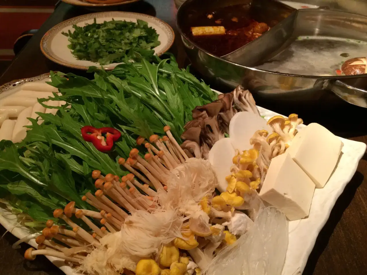 Ein k&ouml;stlicher hot pot vegetarisch mit frischem Gem&uuml;se, Pilzen und Tofu.