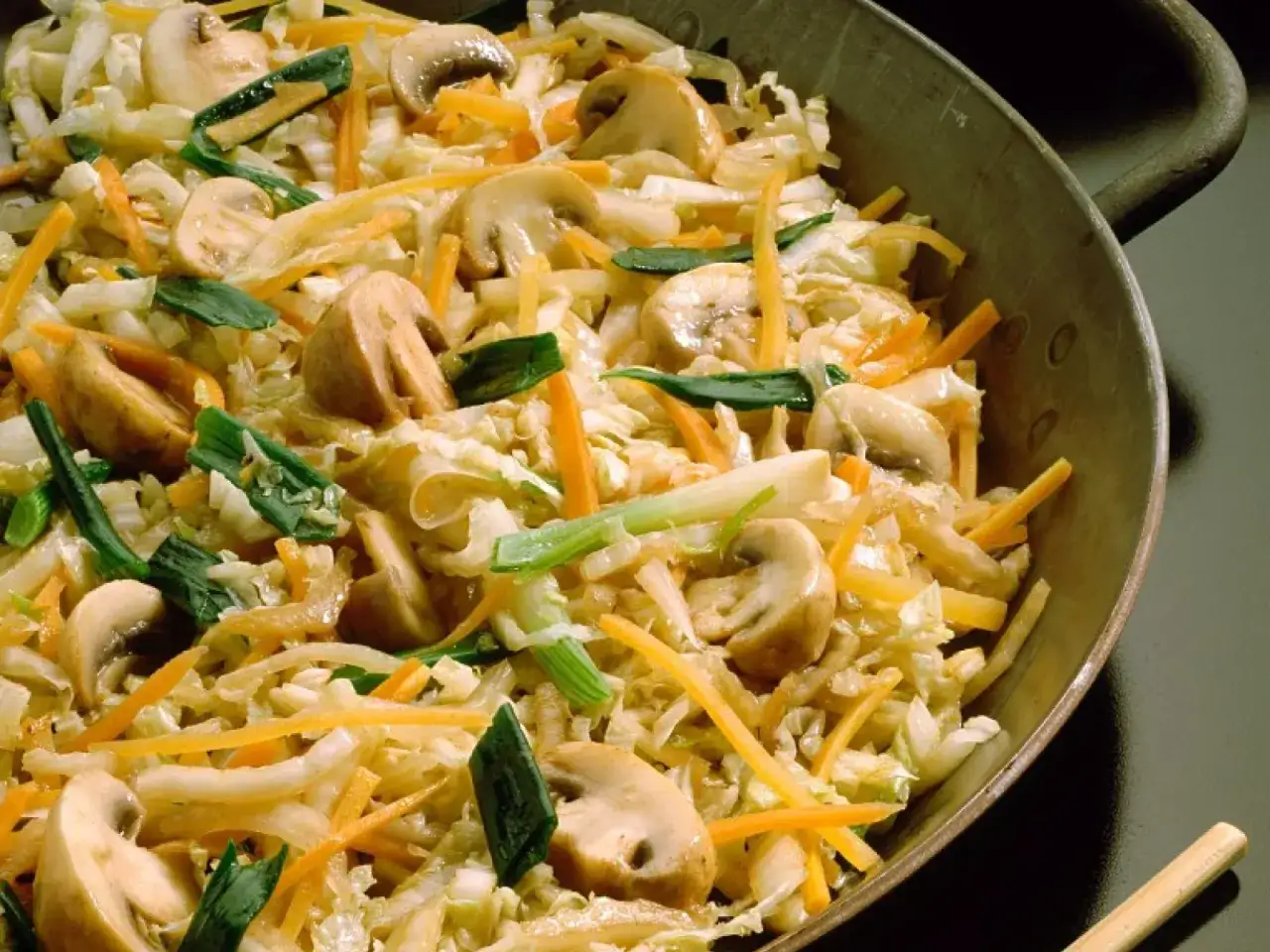 Chinakohl-Pfanne mit Pilzen und Karotten, eine köstliche Inspiration für Chinakohl Rezepte.