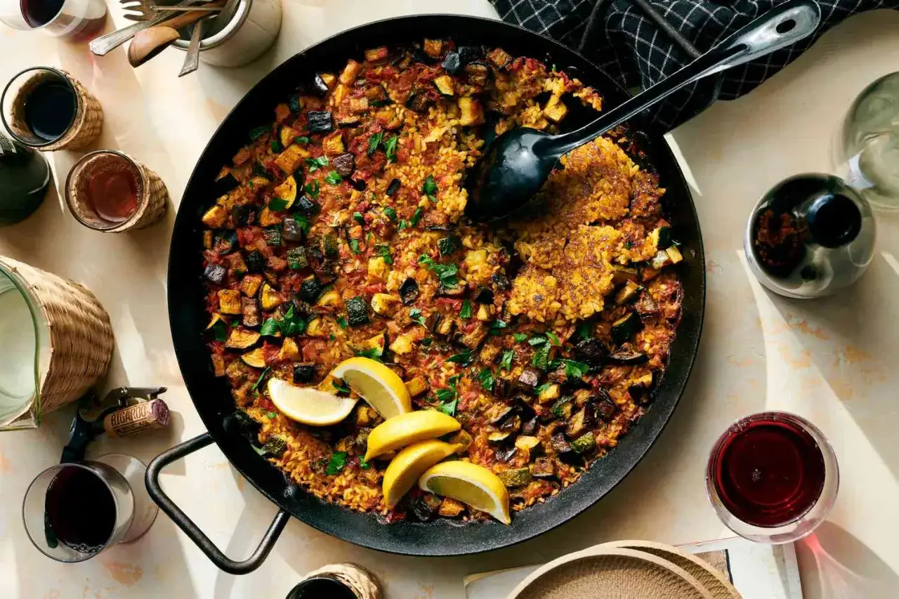 Herzhafte Paella mit viel Gemüse und Zitronenspalten. Dieser Reis ist gesund und ein Genuss!