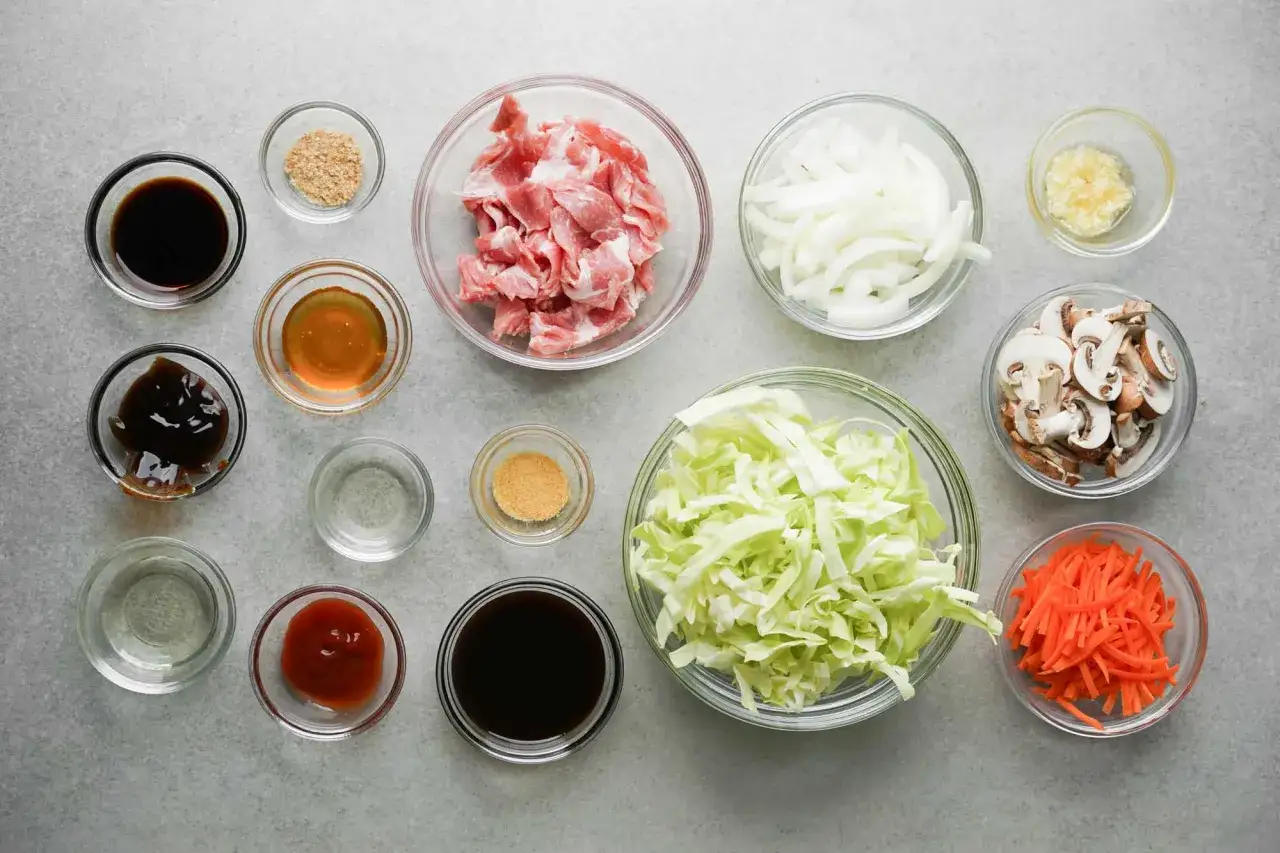 Zutaten f&uuml;r Yakisoba-Sauce: Sojasauce, Honig, Ketchup, Fleisch, Zwiebeln, Kohl, Karotten, Pilze, Knoblauch, Gew&uuml;rze.