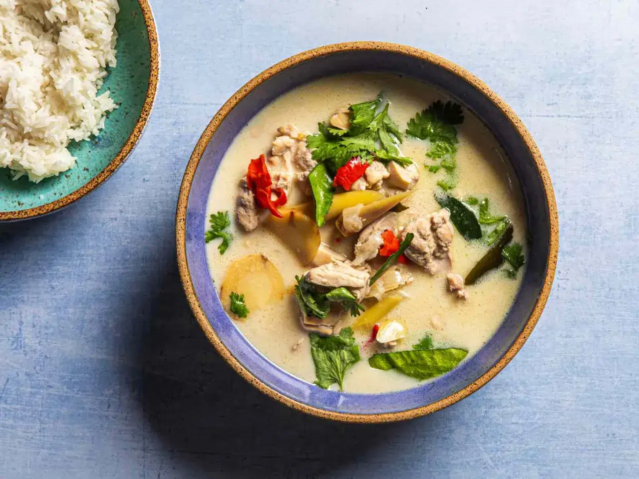 Tom Kha Gai rezept original: cremige Kokosmilchsuppe mit H&uuml;hnchen, Galgant, Zitronengras und Koriander. Dazu duftender Reis.