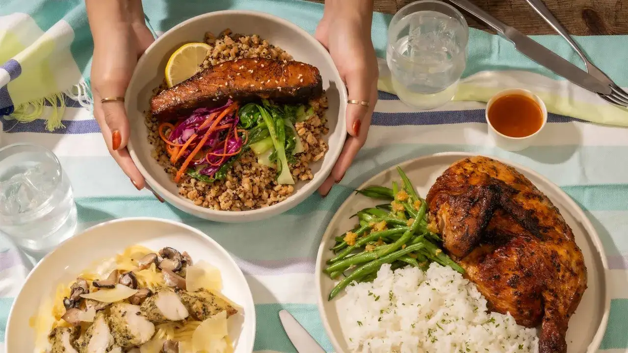 Gesunde Mahlzeiten: Lachs mit Quinoa, H&auml;hnchen mit Reis und gr&uuml;ne Bohnen. Wer sagt, dass Reis dick macht? Hier ist er Teil einer ausgewogenen Ern&auml;hrung.