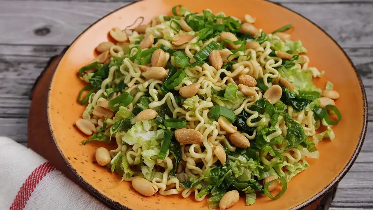 Ein leckerer Yum Yum Salat mit Nudeln, knackigem Gem&uuml;se und Erdn&uuml;ssen. Ein echter Genuss!