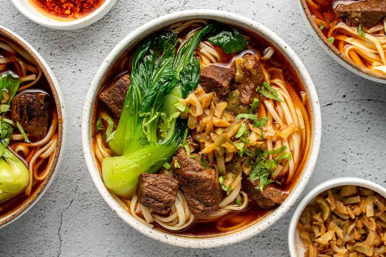 Herzhafte nudelsuppe mit zartem Rindfleisch, knackigem Pak Choi und würzigem eingelegtem Gemüse. Ein Genuss für die Sinne!