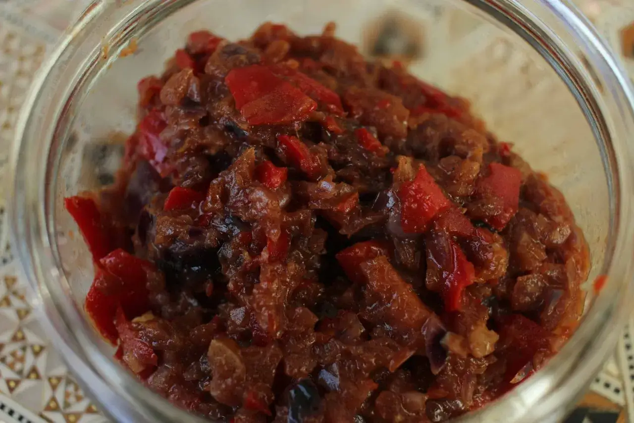 Ein Glas mit w&uuml;rzigem Sambal Manis, perfekt f&uuml;r die vielseitige Sambal Manis Verwendung in der K&uuml;che.