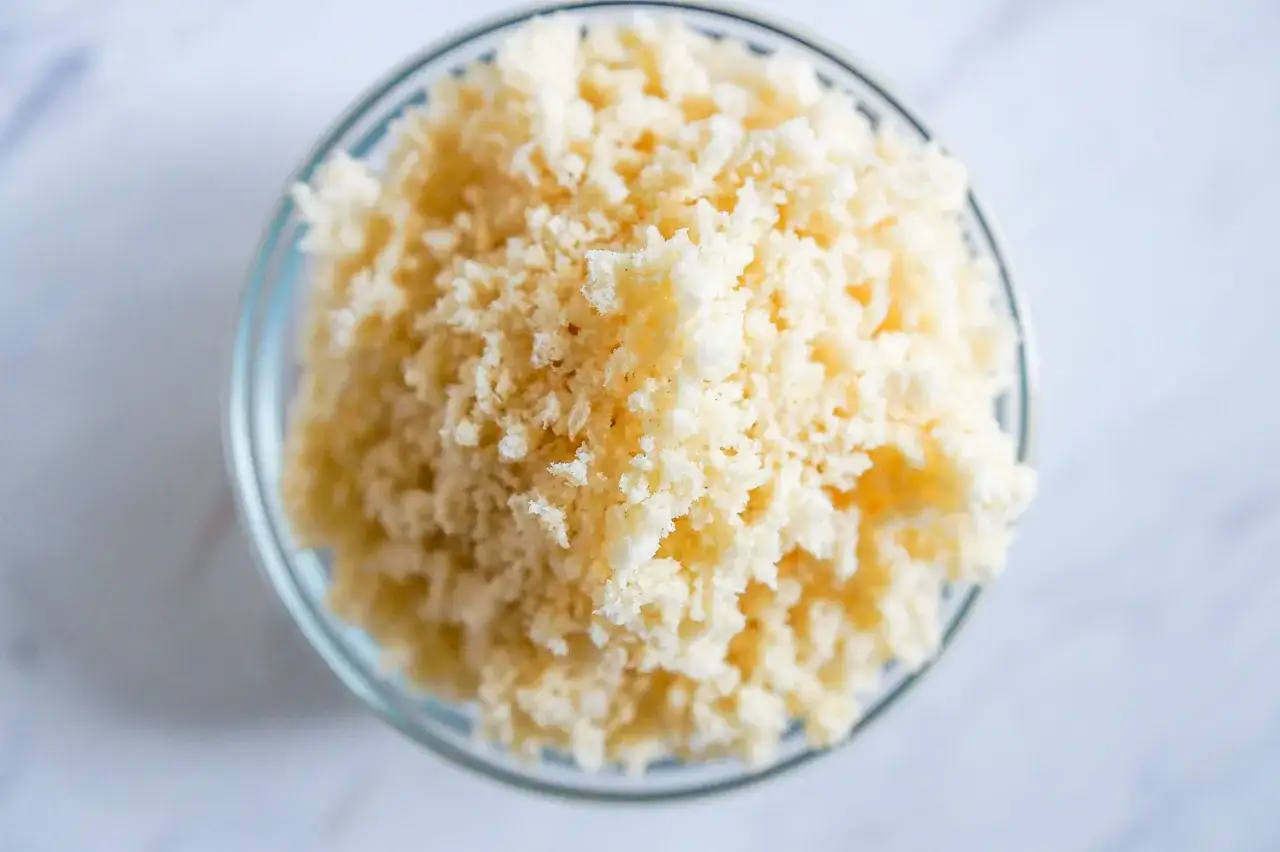 Sch&uuml;ssel mit lockerem, hellem Paniermehl. So einfach ist es, panko paniermehl selber machen!