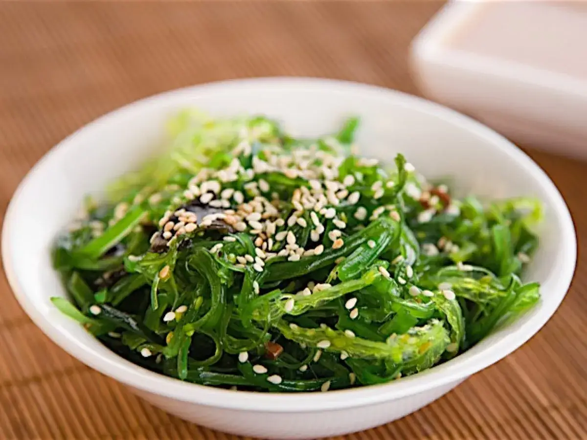 Ein Schüssel mit frischem Seetang Salat, garniert mit Sesam.