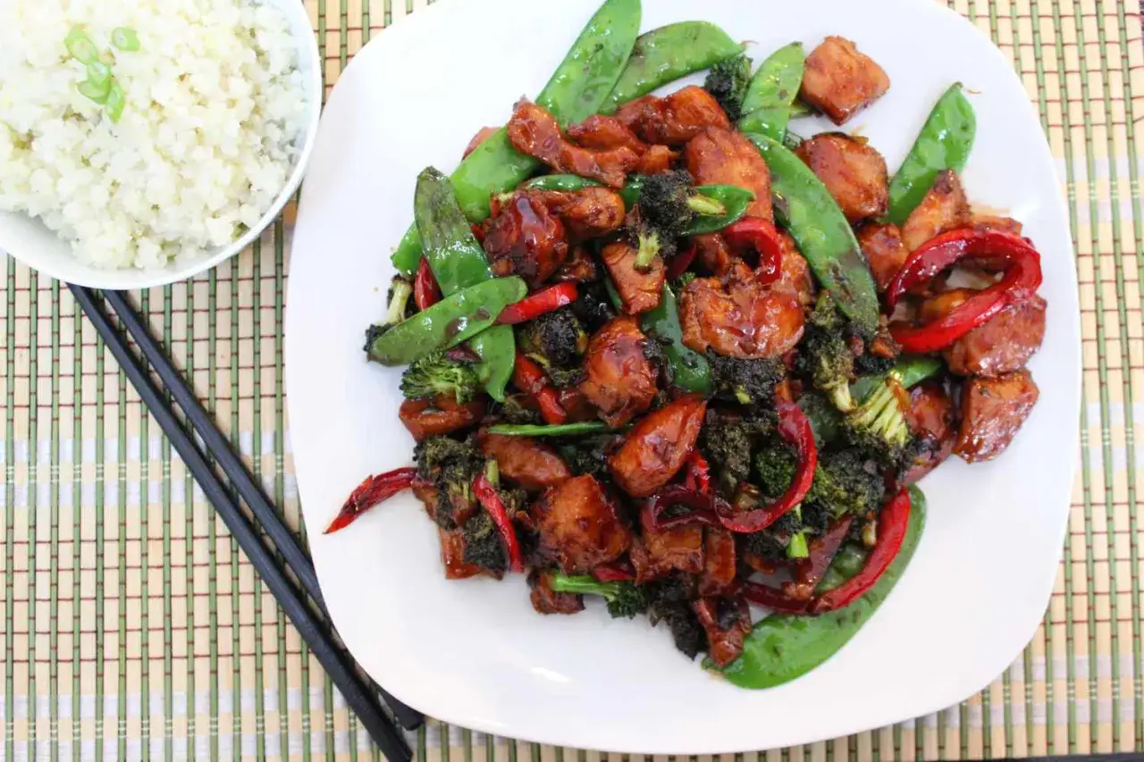 H&auml;hnchen-Teriyaki-Pfanne mit Brokkoli, Zuckerschoten und Paprika, verlockender teriyaki sauce geschmack.