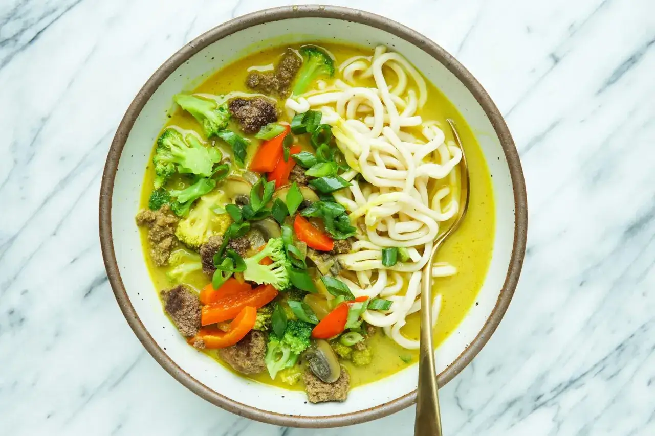 Herzhaftes Laksa Rezept mit dicken Nudeln, Rindfleisch, Brokkoli, Paprika und Pilzen in cremiger Kokosmilch-Br&uuml;he.