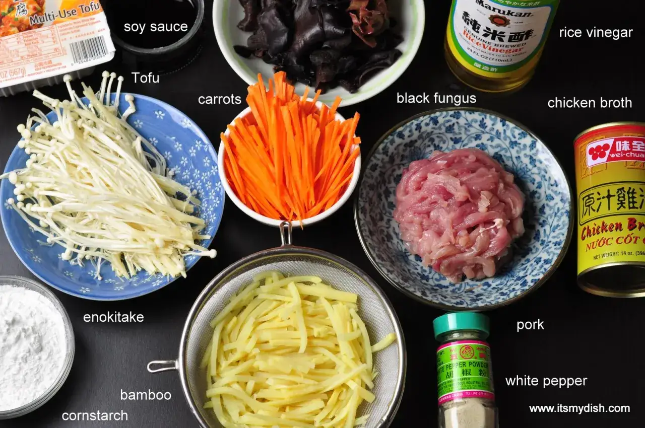 Zutaten für eine sauer scharfe Suppe: Schweinefleisch, Enoki, Bambus, Karotten, schwarzer Pilz, Tofu, Hühnerbrühe, Sojasauce, Reisessig, Maisstärke und weißer Pfeffer.